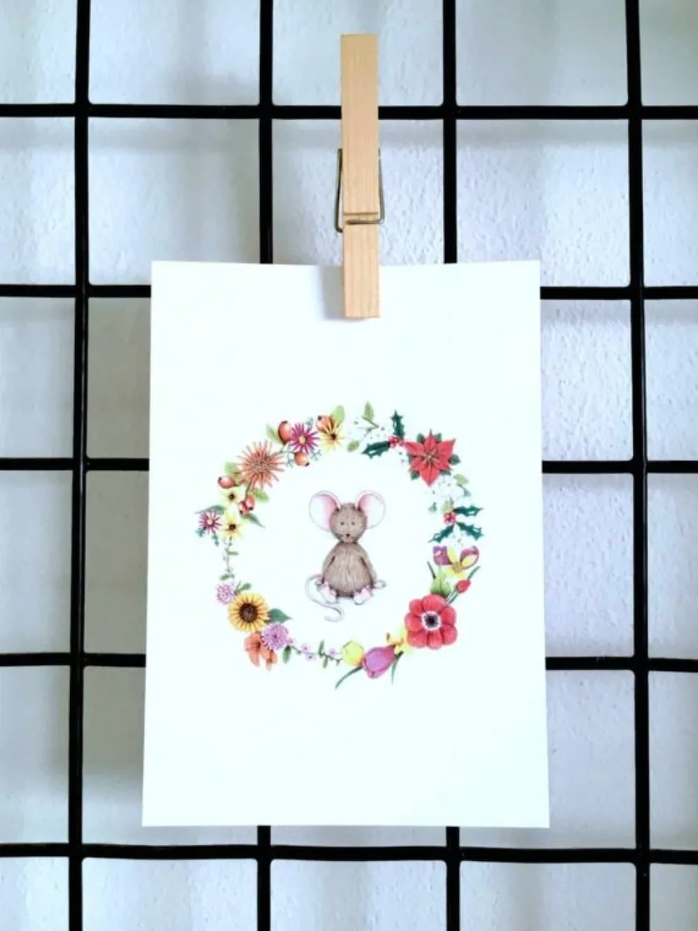 Anillustration Wenskaarten^Ansichtkaart Muisje in bloemenkrans