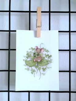 Anillustration Wenskaarten^Ansichtkaart Muis op/met klavertje vier