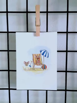 Anillustration Wenskaarten^Ansichtkaart Muisje aan het strand zonnebaden