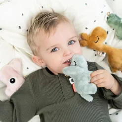 Done by Deer Babyspeelgoed|Knuffelspeelgoed^Knuffelrammelaar Nozo Powder